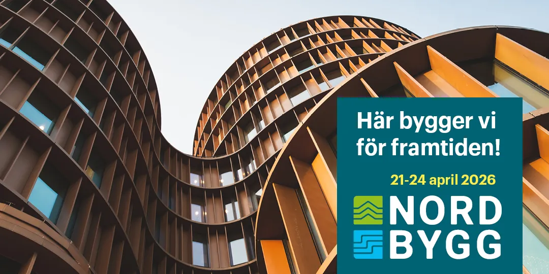 Modern byggnadsfasad med texten ”Här bygger vi för framtiden!” samt datumet 21–24 april 2026 och Nordbyggs logotyp.
